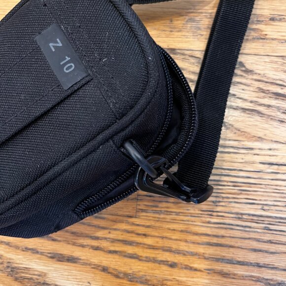 Lowerpro Small Black Portable Digital Camera Case with Adjustable Strap - Picture 10 of 12